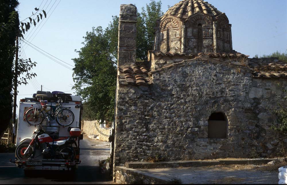 A_Kapelle_mit_WoMo_auf_der_Mani